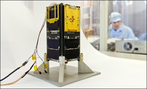 Přístroj FIPEX je umístěn v nejspodnější části družice