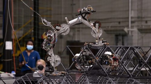 Roboti sestavují kompozitní stavební bloky do výsledné struktury